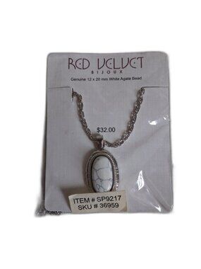 Red Velvet Bijoux Genuine 12 x 20 mm White Agate Bead Pendant Fashion Necklace